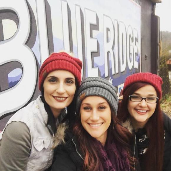 Meet your Posher, Nicole - Picture 1 of 1